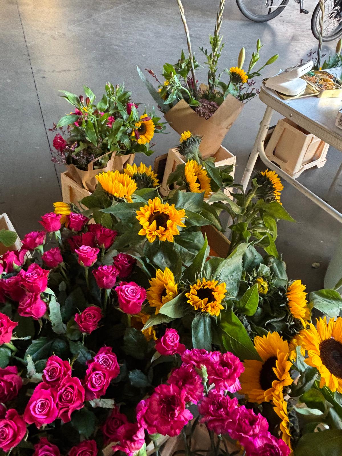 Rozen, anjers en zonnebloemen bij de mobiele bloemenwinkel